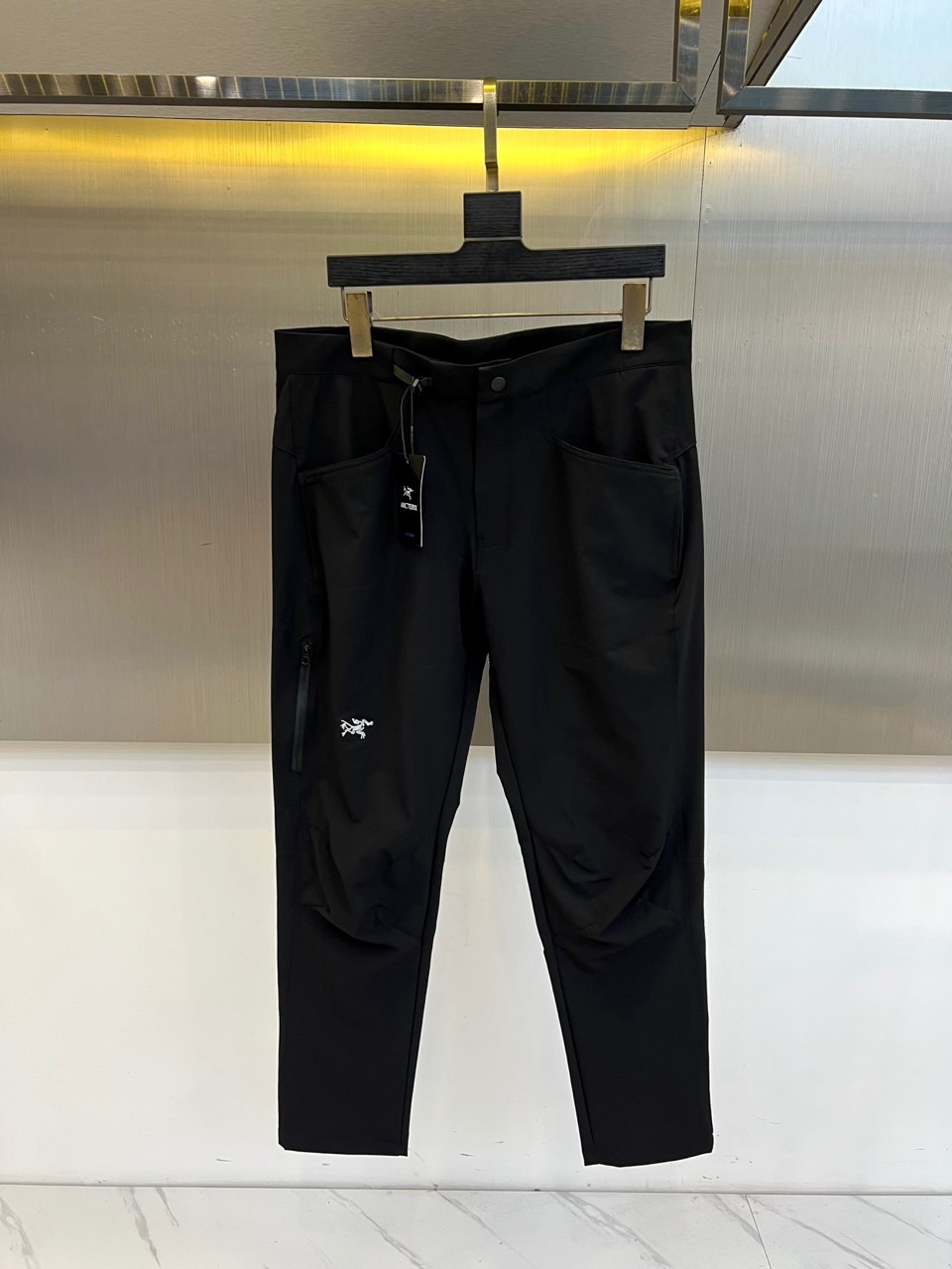 Arcteryx 始祖鸟、2026春夏新品软壳工装裤，以极简美学重构户外机能风潮。色调柔和高级，打破传统