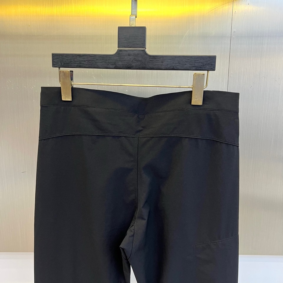Arcteryx 始祖鸟、2026春夏新品软壳工装裤，以极简美学重构户外机能风潮。色调柔和高级，打破传统
