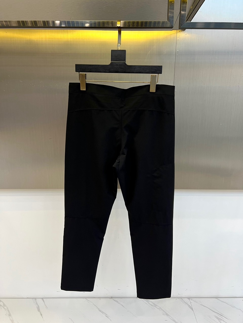 Arcteryx 始祖鸟、2026春夏新品软壳工装裤，以极简美学重构户外机能风潮。色调柔和高级，打破传统