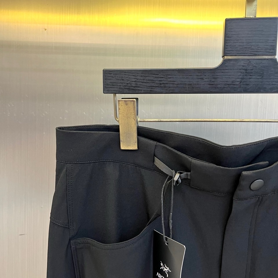Arcteryx 始祖鸟、2026春夏新品软壳工装裤，以极简美学重构户外机能风潮。色调柔和高级，打破传统