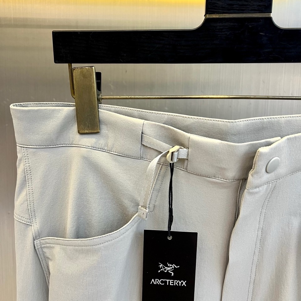 Arcteryx 始祖鸟、2026春夏新品软壳工装裤，以极简美学重构户外机能风潮。色调柔和高级，打破传统