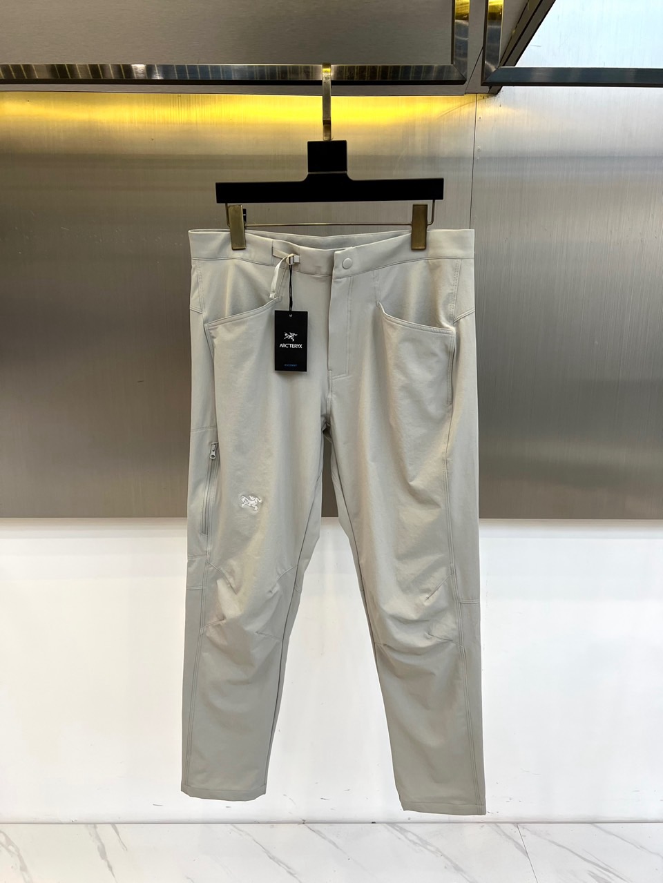 Arcteryx 始祖鸟、2026春夏新品软壳工装裤，以极简美学重构户外机能风潮。色调柔和高级，打破传统