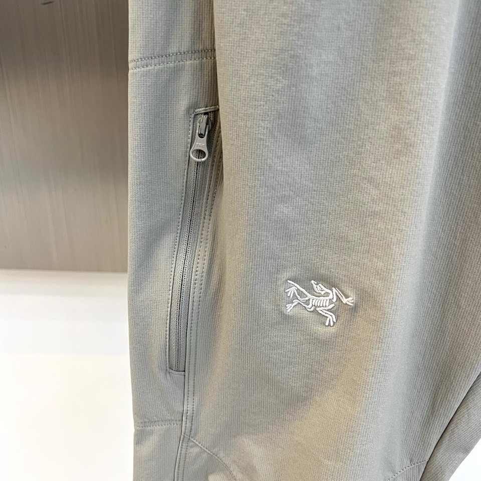 Arcteryx 始祖鸟、2026春夏新品软壳工装裤，以极简美学重构户外机能风潮。色调柔和高级，打破传统