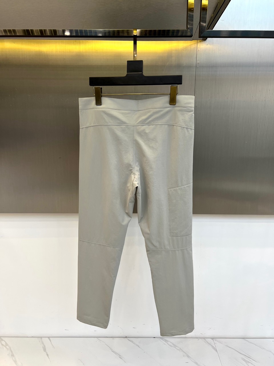 Arcteryx 始祖鸟、2026春夏新品软壳工装裤，以极简美学重构户外机能风潮。色调柔和高级，打破传统