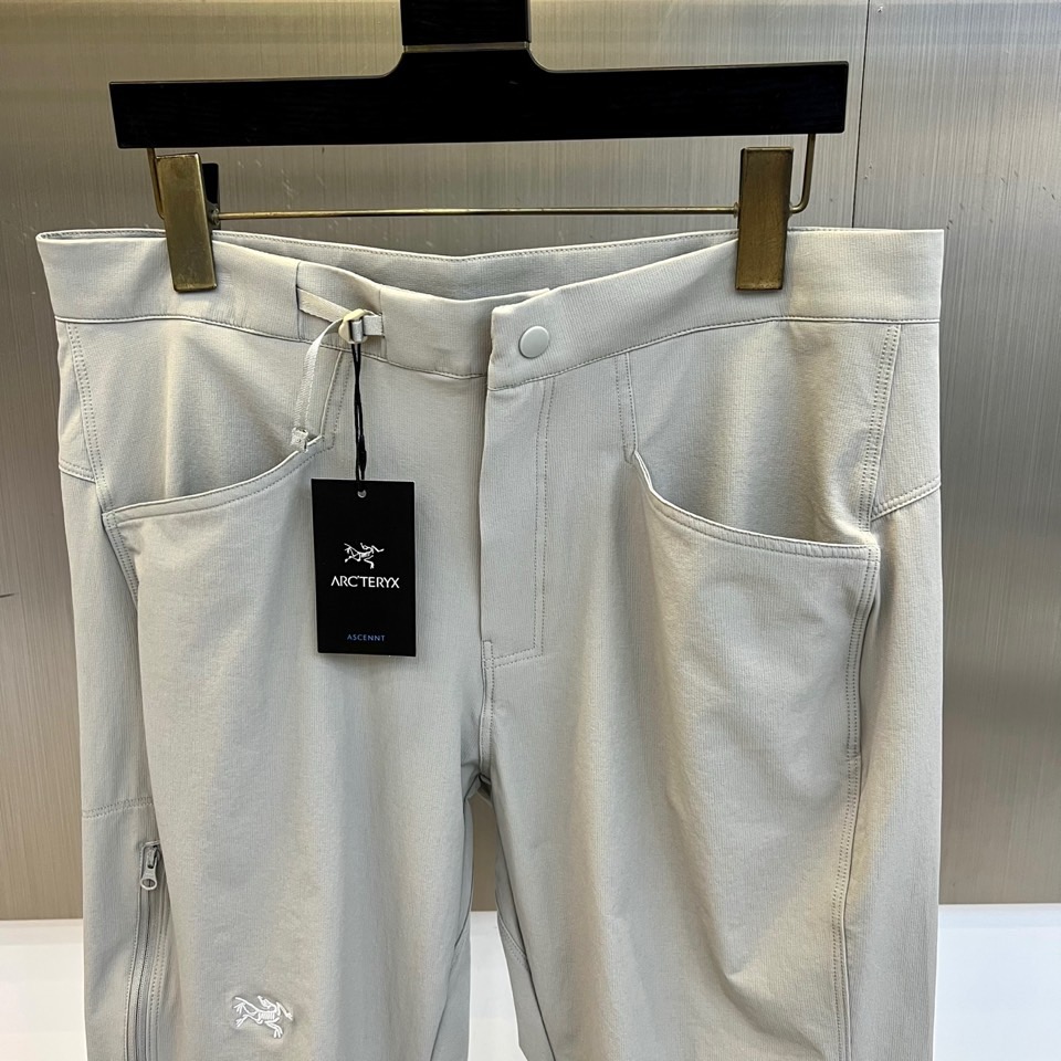 Arcteryx 始祖鸟、2026春夏新品软壳工装裤，以极简美学重构户外机能风潮。色调柔和高级，打破传统
