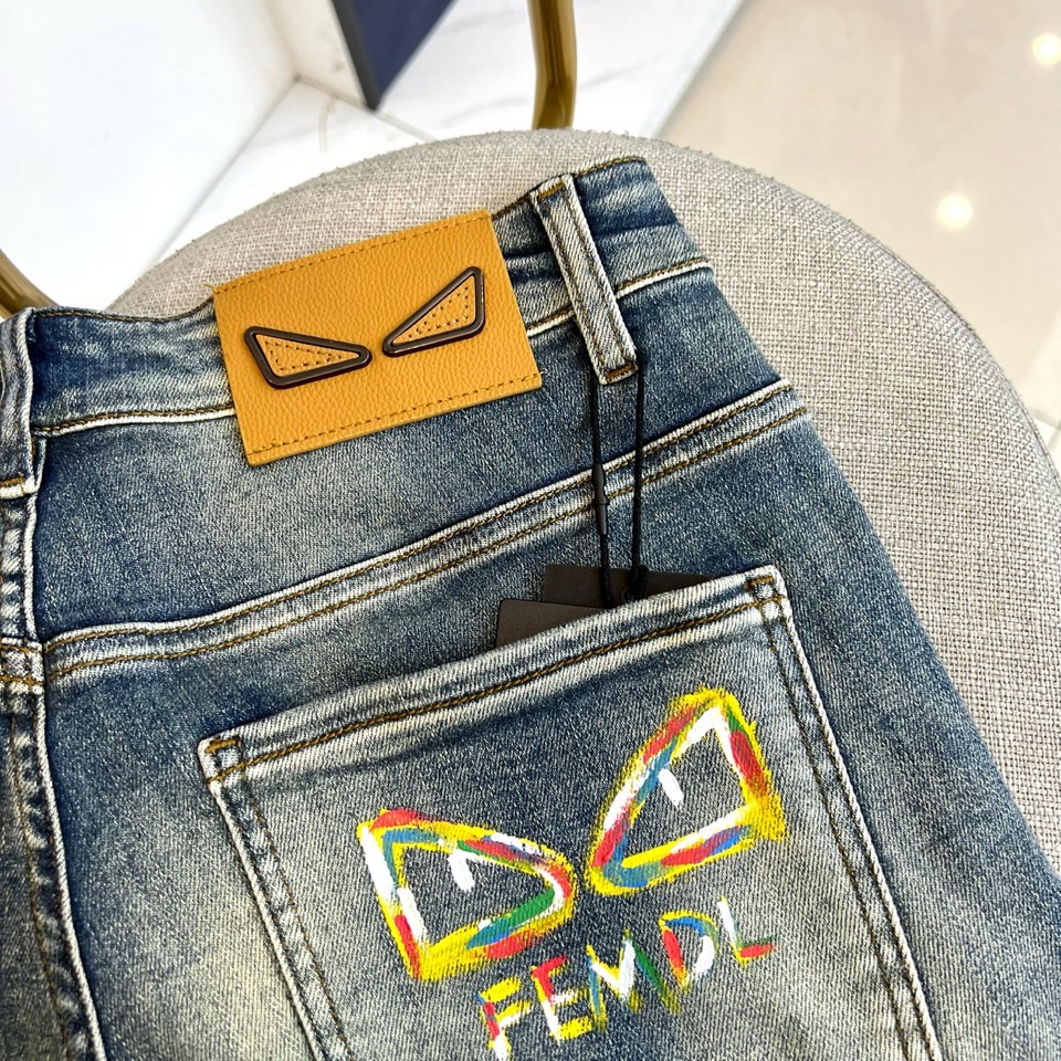 Fend芬迪、2026春夏新品牛仔裤，以利落丹宁版型融合趣味涂鸦设计，打造潮酷休闲风格。后袋醒目呈现彩色