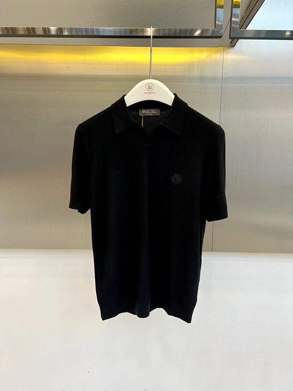Loro Piana诺悠翩雅、2026春夏新品男士短袖Polo衫，以极简优雅重塑都市休闲格调。色调温柔百