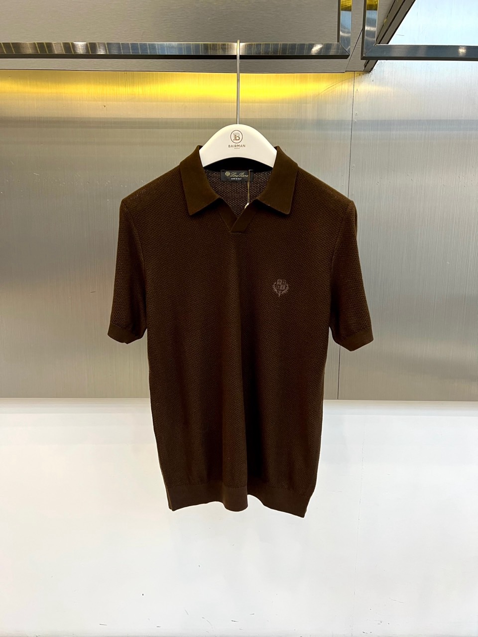 Loro Piana诺悠翩雅、2026春夏新品男士短袖Polo衫，以极简优雅重塑都市休闲格调。色调温柔百