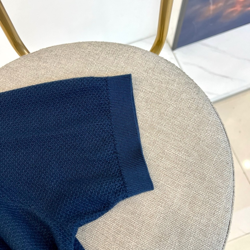 Loro Piana诺悠翩雅、2026春夏新品男士短袖Polo衫，以极简优雅重塑都市休闲格调。色调温柔百