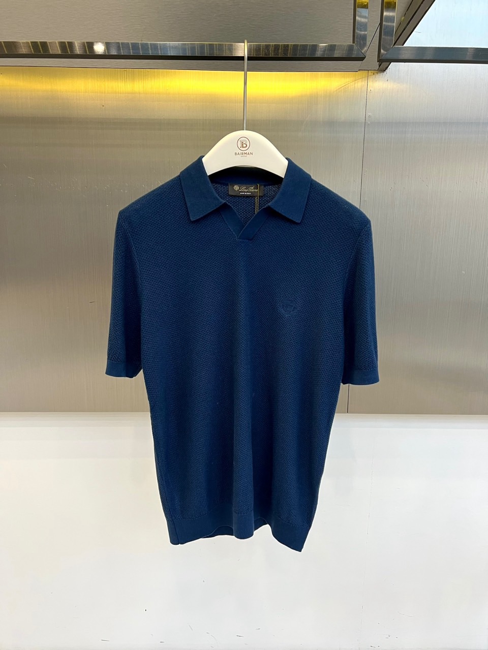 Loro Piana诺悠翩雅、2026春夏新品男士短袖Polo衫，以极简优雅重塑都市休闲格调。色调温柔百