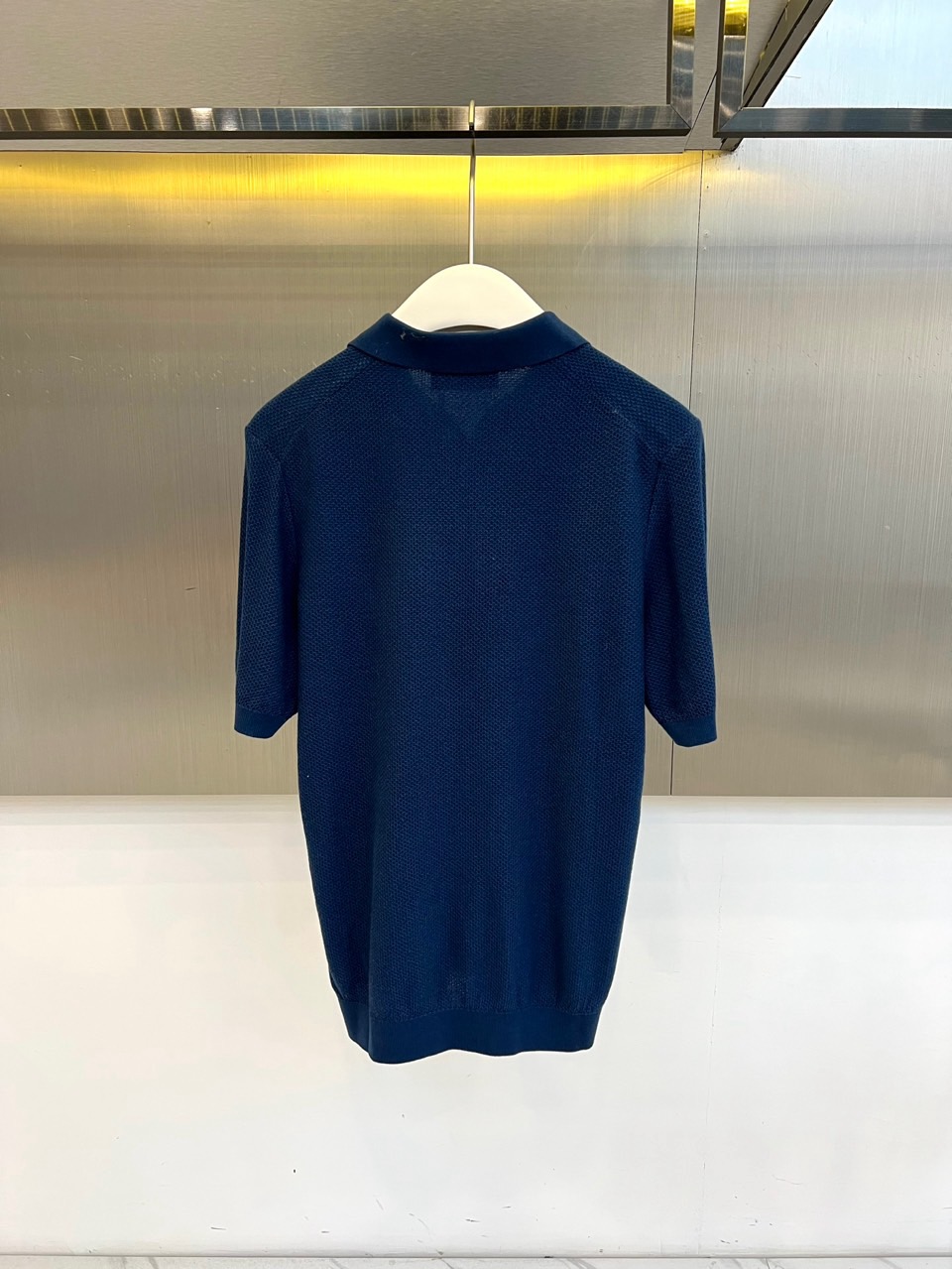 Loro Piana诺悠翩雅、2026春夏新品男士短袖Polo衫，以极简优雅重塑都市休闲格调。色调温柔百