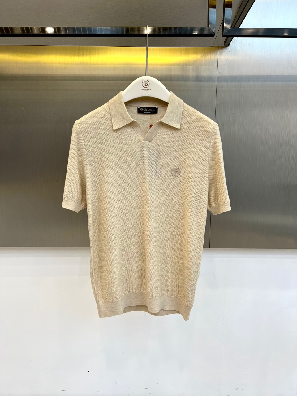 Loro Piana诺悠翩雅、2026春夏新品男士短袖Polo衫，以极简优雅重塑都市休闲格调。色调温柔百