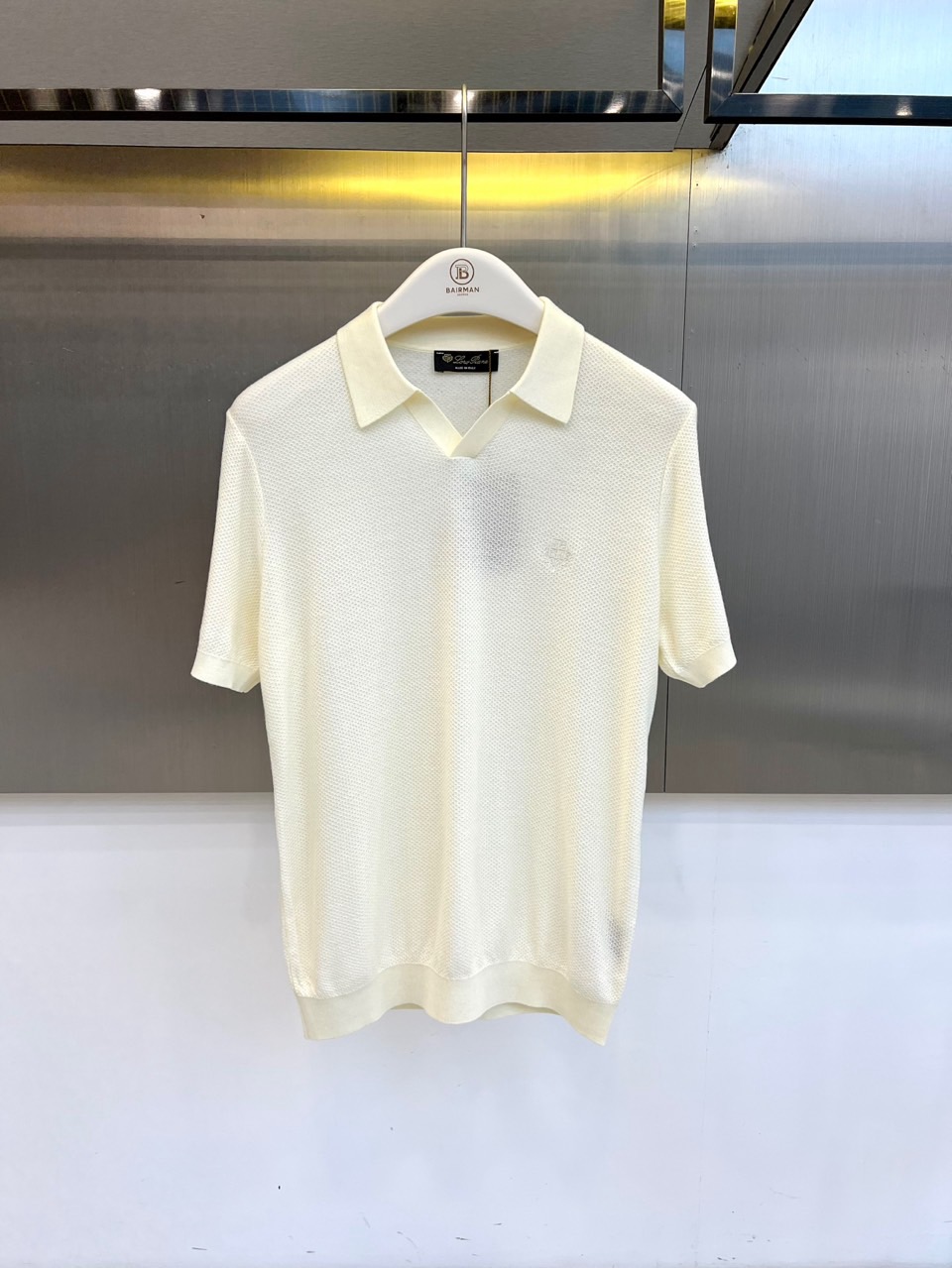 Loro Piana诺悠翩雅、2026春夏新品男士短袖Polo衫，以极简优雅重塑都市休闲格调。色调温柔百