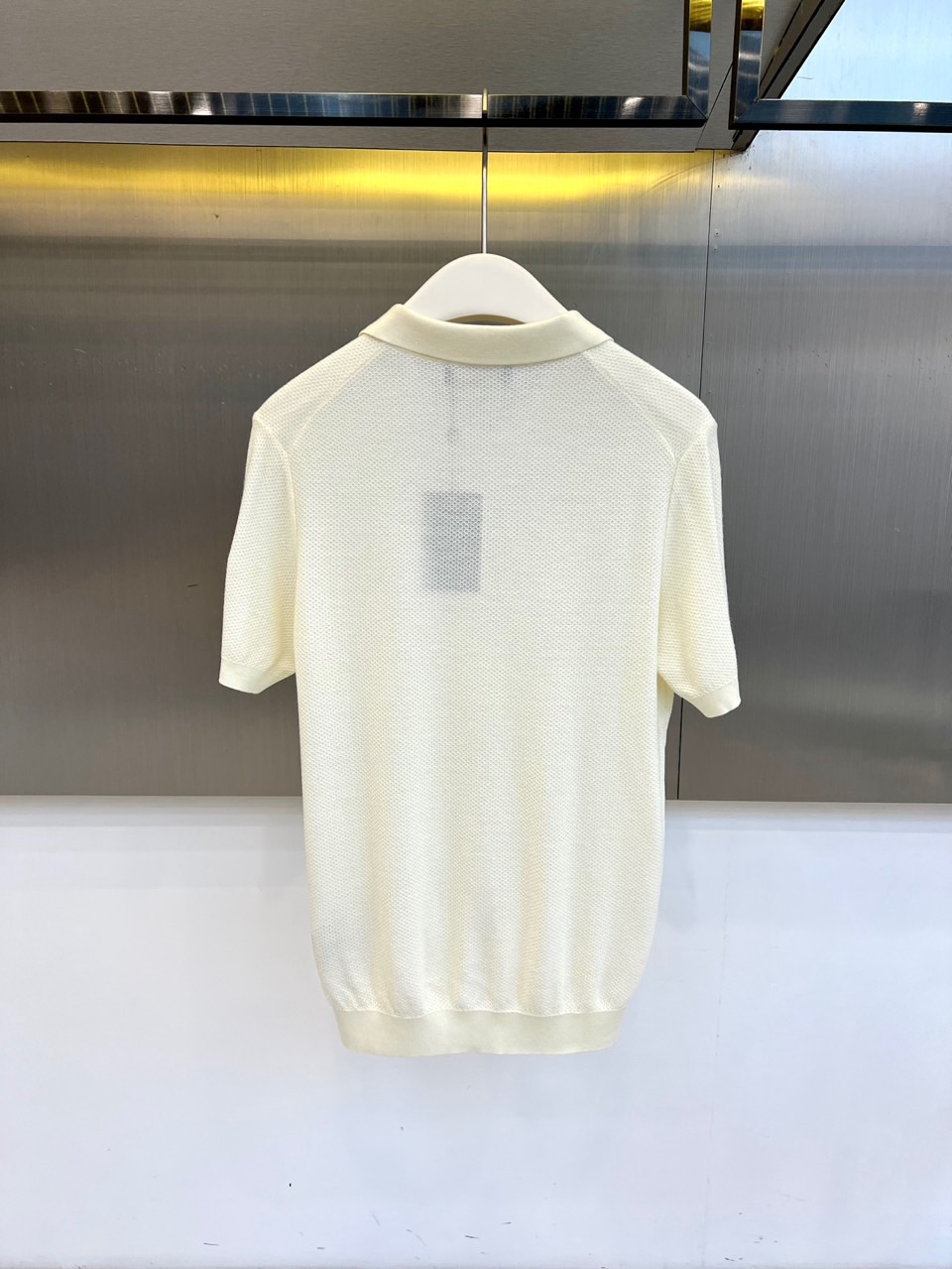 Loro Piana诺悠翩雅、2026春夏新品男士短袖Polo衫，以极简优雅重塑都市休闲格调。色调温柔百