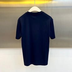 ARM阿玛尼、2026春夏新品男士圆领短袖T恤,以利落简约的廓形呈现现代都市美学。纯色调纯净通透,适配四 ARM阿玛尼、2026春夏新品男士圆领短袖T恤,以利落简约的廓形呈现现代都市美学。纯色调纯净通透,适配四