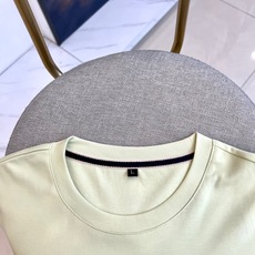 ARM阿玛尼、2026春夏新品男士圆领短袖T恤,以利落简约的廓形呈现现代都市美学。纯色调纯净通透,适配四 ARM阿玛尼、2026春夏新品男士圆领短袖T恤,以利落简约的廓形呈现现代都市美学。纯色调纯净通透,适配四