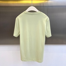 ARM阿玛尼、2026春夏新品男士圆领短袖T恤,以利落简约的廓形呈现现代都市美学。纯色调纯净通透,适配四 ARM阿玛尼、2026春夏新品男士圆领短袖T恤,以利落简约的廓形呈现现代都市美学。纯色调纯净通透,适配四