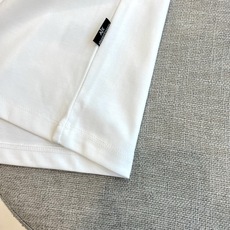 ARM阿玛尼、2026春夏新品男士圆领短袖T恤,以利落简约的廓形呈现现代都市美学。纯色调纯净通透,适配四 ARM阿玛尼、2026春夏新品男士圆领短袖T恤,以利落简约的廓形呈现现代都市美学。纯色调纯净通透,适配四