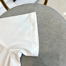 ARM阿玛尼、2026春夏新品男士圆领短袖T恤,以利落简约的廓形呈现现代都市美学。纯色调纯净通透,适配四 ARM阿玛尼、2026春夏新品男士圆领短袖T恤,以利落简约的廓形呈现现代都市美学。纯色调纯净通透,适配四
