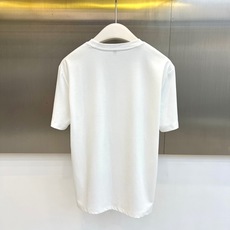 ARM阿玛尼、2026春夏新品男士圆领短袖T恤,以利落简约的廓形呈现现代都市美学。纯色调纯净通透,适配四 ARM阿玛尼、2026春夏新品男士圆领短袖T恤,以利落简约的廓形呈现现代都市美学。纯色调纯净通透,适配四
