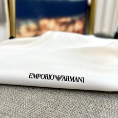 ARM阿玛尼、2026春夏新品男士圆领短袖T恤,以利落简约的廓形呈现现代都市美学。纯色调纯净通透,适配四 ARM阿玛尼、2026春夏新品男士圆领短袖T恤,以利落简约的廓形呈现现代都市美学。纯色调纯净通透,适配四