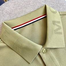 Mon蒙口、2026春夏新品短袖Polo衫,经典翻领搭配两颗精致纽扣,简约利落中透出高级质感。左胸处刺绣 Mon蒙口、2026春夏新品短袖Polo衫,经典翻领搭配两颗精致纽扣,简约利落中透出高级质感。左胸处刺绣