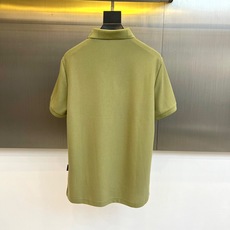 Mon蒙口、2026春夏新品短袖Polo衫,经典翻领搭配两颗精致纽扣,简约利落中透出高级质感。左胸处刺绣 Mon蒙口、2026春夏新品短袖Polo衫,经典翻领搭配两颗精致纽扣,简约利落中透出高级质感。左胸处刺绣