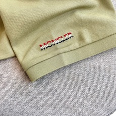 Mon蒙口、2026春夏新品短袖Polo衫,经典翻领搭配两颗精致纽扣,简约利落中透出高级质感。左胸处刺绣 Mon蒙口、2026春夏新品短袖Polo衫,经典翻领搭配两颗精致纽扣,简约利落中透出高级质感。左胸处刺绣
