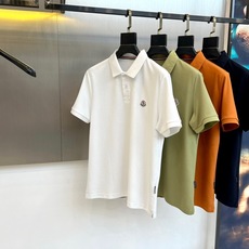 Mon蒙口、2026春夏新品短袖Polo衫,经典翻领搭配两颗精致纽扣,简约利落中透出高级质感。左胸处刺绣 Mon蒙口、2026春夏新品短袖Polo衫,经典翻领搭配两颗精致纽扣,简约利落中透出高级质感。左胸处刺绣