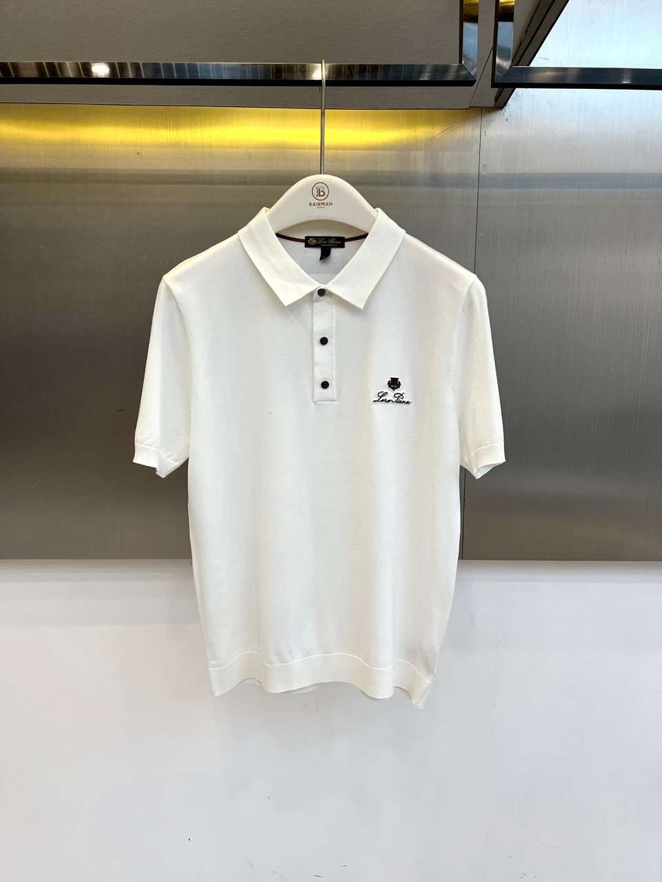 Loro Piana诺悠翩雅、2026春夏新品短袖Polo衫，以极简优雅重塑经典。纯色搭配精致立体品牌徽