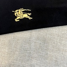 Bur巴宝莉、2026春夏新品短袖T恤,以纯色为主调,简约圆领搭配修身剪裁,完美贴合身形线条。胸前精致骑 Bur巴宝莉、2026春夏新品短袖T恤,以纯色为主调,简约圆领搭配修身剪裁,完美贴合身形线条。胸前精致骑
