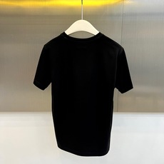 Bur巴宝莉、2026春夏新品短袖T恤,以纯色为主调,简约圆领搭配修身剪裁,完美贴合身形线条。胸前精致骑 Bur巴宝莉、2026春夏新品短袖T恤,以纯色为主调,简约圆领搭配修身剪裁,完美贴合身形线条。胸前精致骑