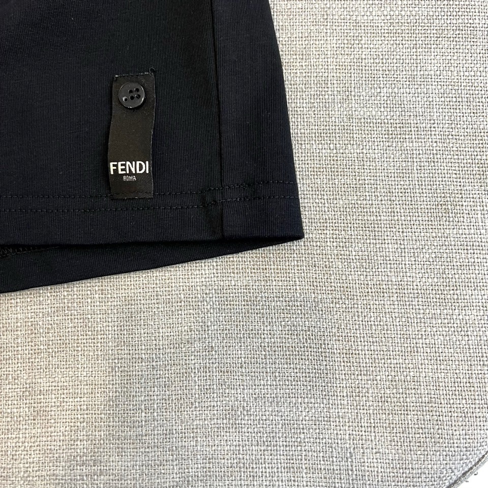 Fend芬迪、2026春夏新品短袖T恤，以极简美学诠释当代都市奢华。经典双F立体浮雕标识低调点缀胸前，搭