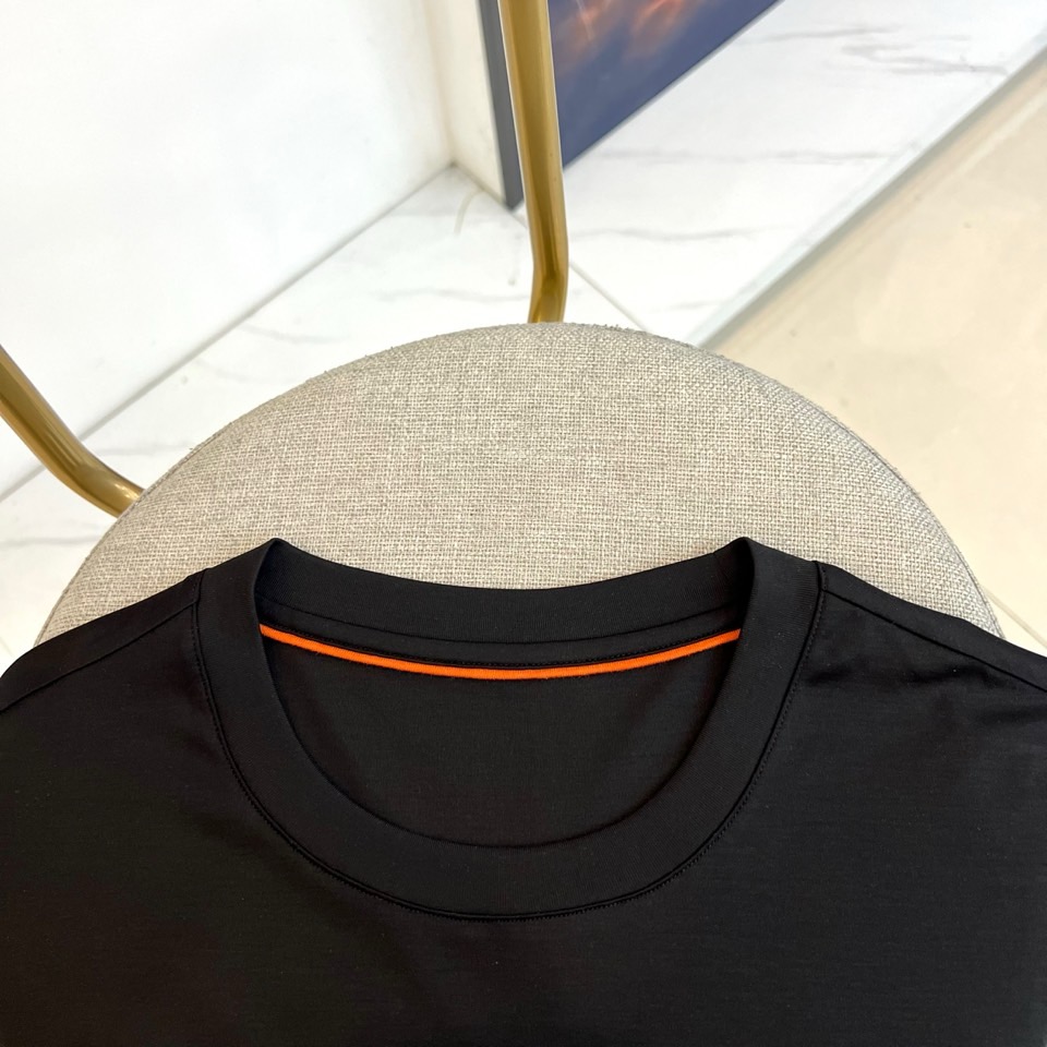 Loro Piana诺悠翩雅、2026春夏新品短袖T恤，以纯色为基调，诠释极简与精致的平衡美学。圆领设计