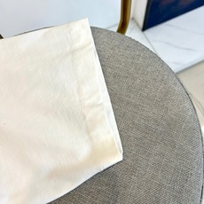 1v威登、2026春夏新品短袖T恤,以纯色为基底,诠释极简与精致的平衡美学。圆领设计贴合颈部线条,宽松廓 1v威登、2026春夏新品短袖T恤,以纯色为基底,诠释极简与精致的平衡美学。圆领设计贴合颈部线条,宽松廓