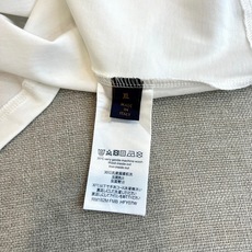 1v威登、2026春夏新品短袖T恤,以纯色为底色,采用圆领短袖经典版型,面料选用高支纯棉材质,触感柔软透 1v威登、2026春夏新品短袖T恤,以纯色为底色,采用圆领短袖经典版型,面料选用高支纯棉材质,触感柔软透