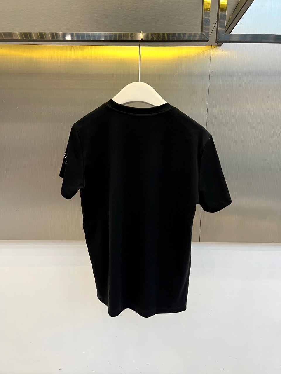 Y-3 山本耀司、2026春夏经典短袖T恤，以纯色为底色，胸前醒目呈现品牌标志性Y-3字母标识，左袖点缀