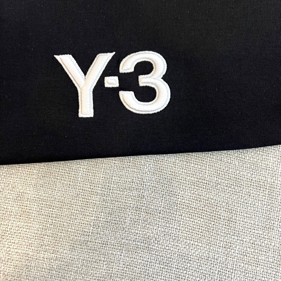 Y-3 山本耀司、2026春夏经典短袖T恤，以纯色为底色，胸前醒目呈现品牌标志性Y-3字母标识，左袖点缀