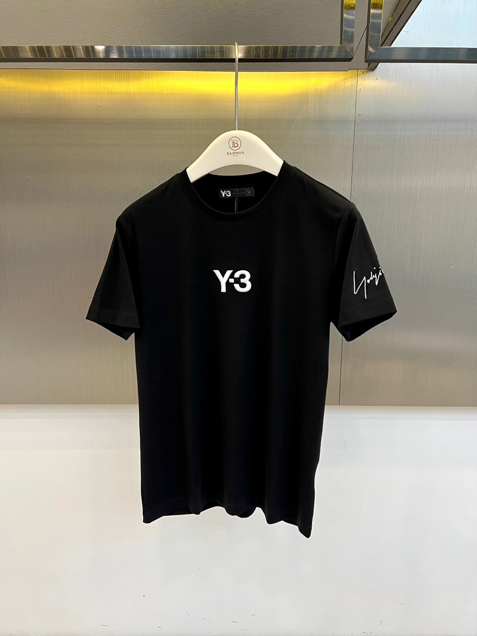 Y-3 山本耀司、2026春夏经典短袖T恤，以纯色为底色，胸前醒目呈现品牌标志性Y-3字母标识，左袖点缀