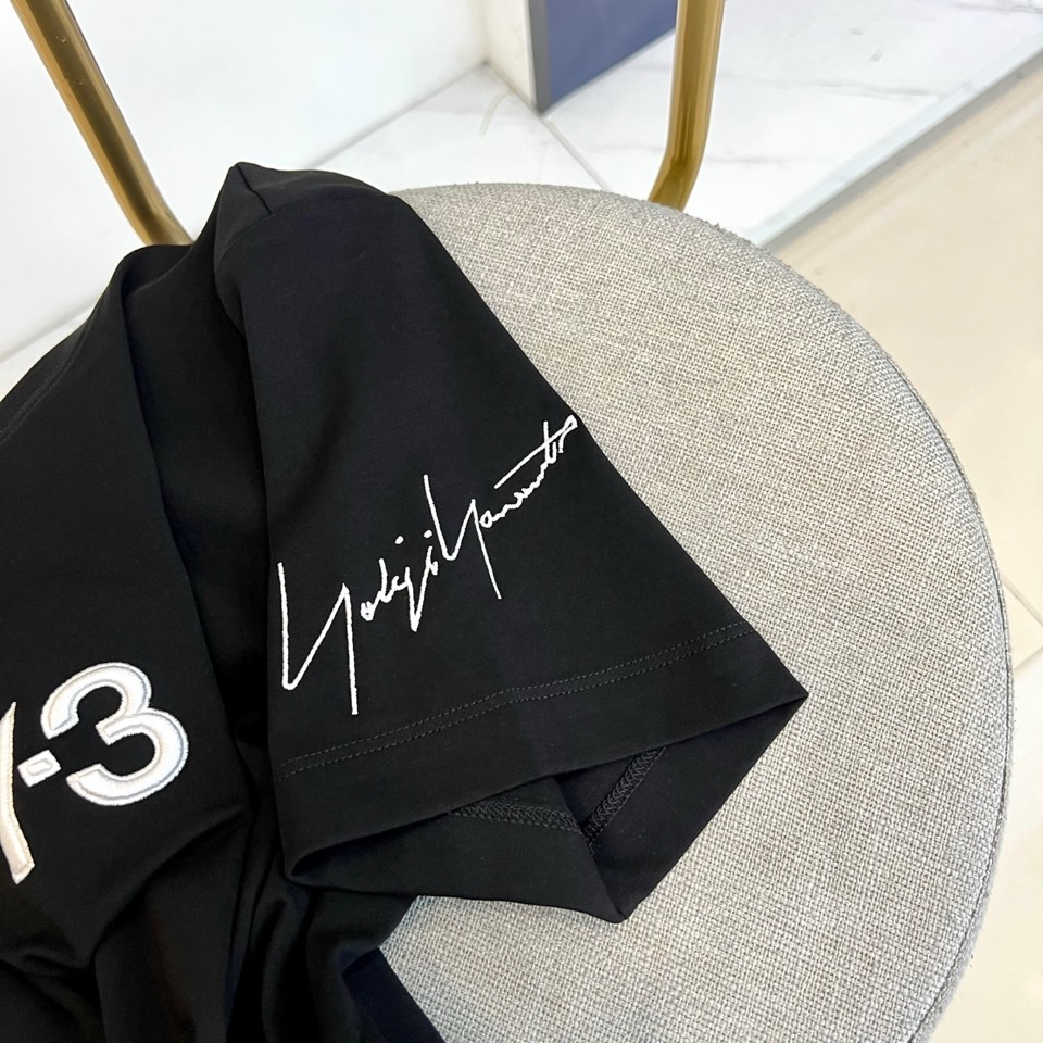 Y-3 山本耀司、2026春夏经典短袖T恤，以纯色为底色，胸前醒目呈现品牌标志性Y-3字母标识，左袖点缀