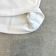 Y-3 山本耀司、2026春夏经典短袖T恤,以纯色为底色,胸前醒目呈现品牌标志性Y-3字母标识,左袖点缀 Y-3 山本耀司、2026春夏经典短袖T恤,以纯色为底色,胸前醒目呈现品牌标志性Y-3字母标识,左袖点缀
