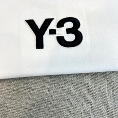 Y-3 山本耀司、2026春夏经典短袖T恤,以纯色为底色,胸前醒目呈现品牌标志性Y-3字母标识,左袖点缀 Y-3 山本耀司、2026春夏经典短袖T恤,以纯色为底色,胸前醒目呈现品牌标志性Y-3字母标识,左袖点缀