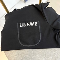 Lowe罗意威、2026春夏新品短袖T恤 ,以极简美学诠释当代奢雅风范,经典纯色基底邂逅胸前贴袋设计,巧 Lowe罗意威、2026春夏新品短袖T恤 ,以极简美学诠释当代奢雅风范,经典纯色基底邂逅胸前贴袋设计,巧