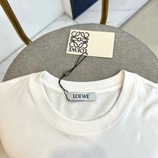 Lowe罗意威、2026春夏新品短袖T恤 ,以极简美学诠释当代奢雅风范,经典纯色基底邂逅胸前贴袋设计,巧 Lowe罗意威、2026春夏新品短袖T恤 ,以极简美学诠释当代奢雅风范,经典纯色基底邂逅胸前贴袋设计,巧