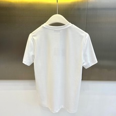 Lowe罗意威、2026春夏新品短袖T恤 ,以极简美学诠释当代奢雅风范,经典纯色基底邂逅胸前贴袋设计,巧 Lowe罗意威、2026春夏新品短袖T恤 ,以极简美学诠释当代奢雅风范,经典纯色基底邂逅胸前贴袋设计,巧