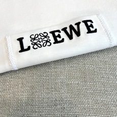 Lowe罗意威、2026春夏新品短袖T恤 ,以极简美学诠释当代奢雅风范,经典纯色基底邂逅胸前贴袋设计,巧 Lowe罗意威、2026春夏新品短袖T恤 ,以极简美学诠释当代奢雅风范,经典纯色基底邂逅胸前贴袋设计,巧