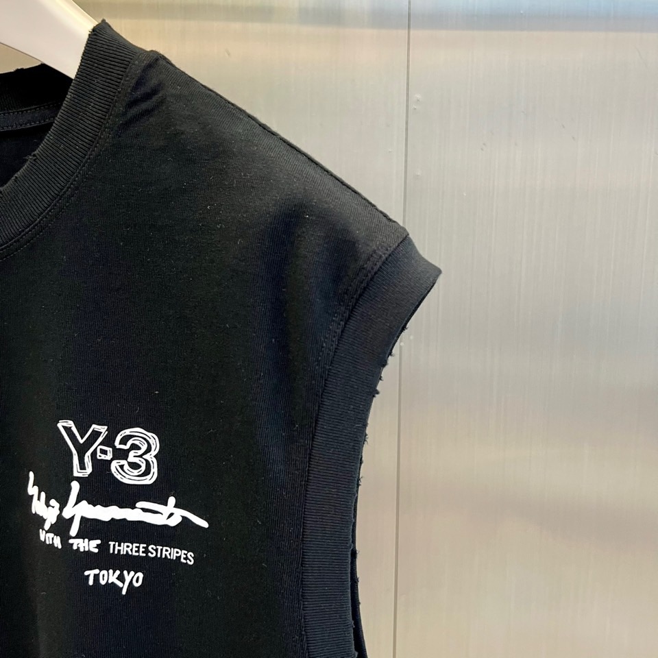 Y-3 山本耀司、2026春夏新品无袖T恤，以极简主义美学重塑运动休闲穿搭。纯色搭配左胸处标志性的Y-3