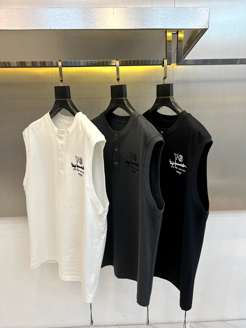 Y-3 山本耀司、2026春夏新品无袖T恤，以极简主义美学重塑运动休闲穿搭。纯色搭配左胸处标志性的Y-3