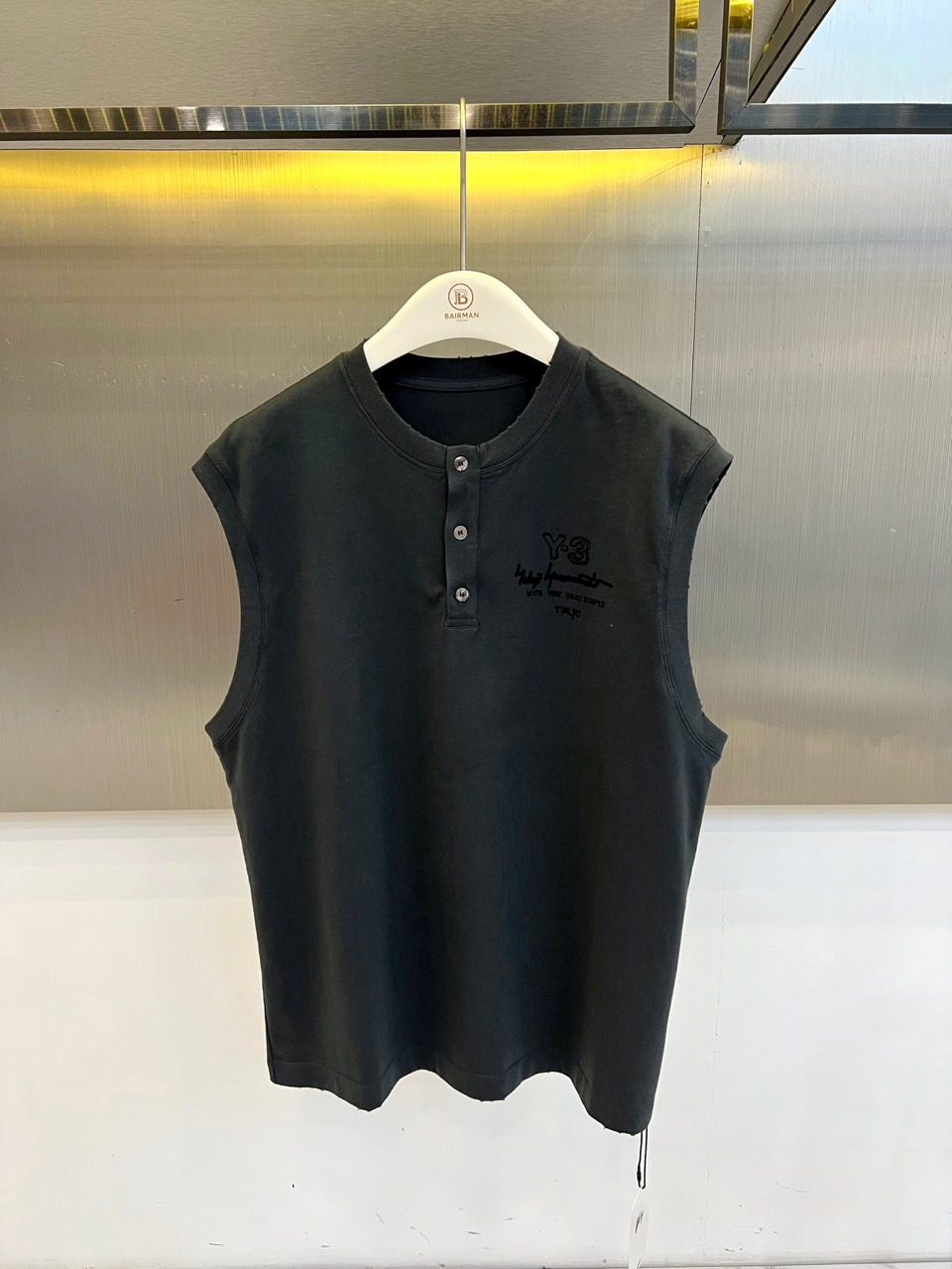 Y-3 山本耀司、2026春夏新品无袖T恤，以极简主义美学重塑运动休闲穿搭。纯色搭配左胸处标志性的Y-3
