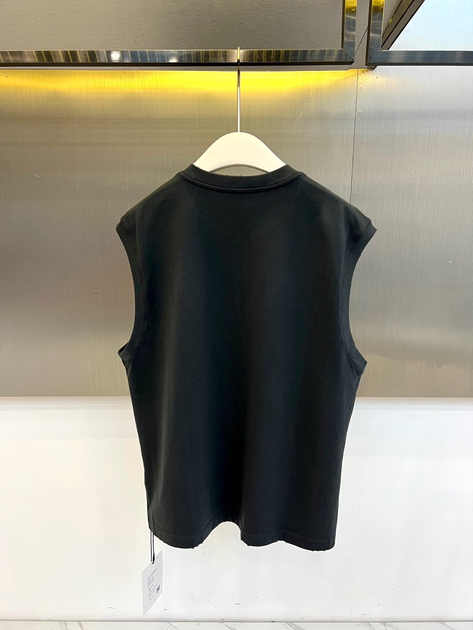 Y-3 山本耀司、2026春夏新品无袖T恤，以极简主义美学重塑运动休闲穿搭。纯色搭配左胸处标志性的Y-3
